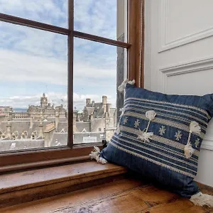 Apartment Stunning Panoramic Views: Heart Of The Royal Mile, EDI